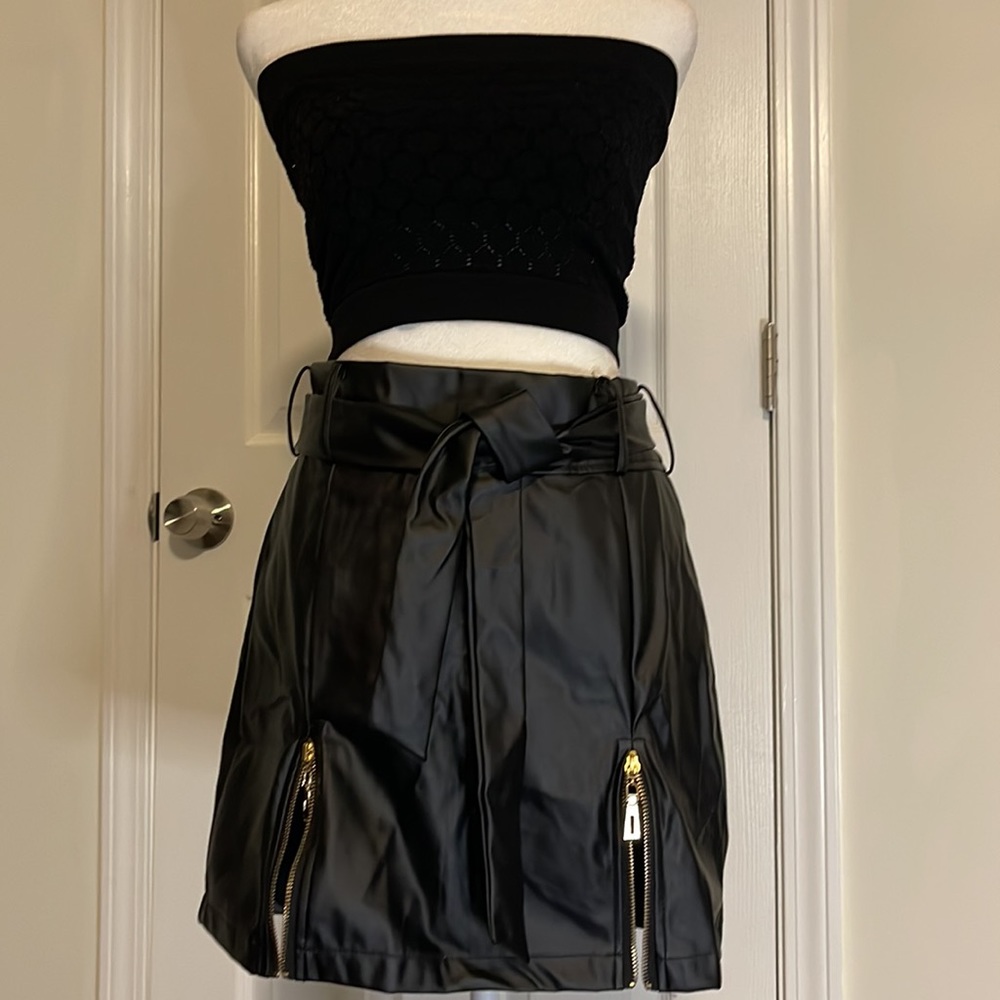 Skirt Women’s Size Large Black Color.